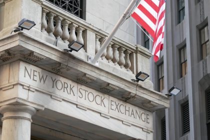 big-tech-lifts-us-stocks