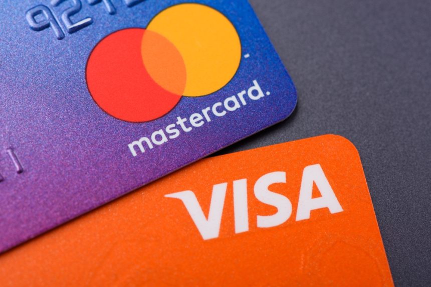 U.S.-Holiday-Retail-Sales-Rise-as-Shoppers-Seek-Deals